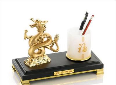 龍騰商海 華爾街龍、水晶龍與金屬龍年擺件，商務(wù)禮贈(zèng)的藝術(shù)與意蘊(yùn)